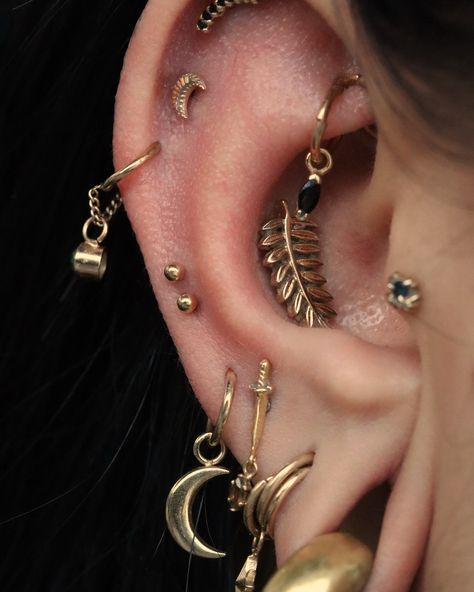 Salem (Emily) | Tiny baby helixs for my sweet coworker @kayskurations I don’t recommend these piercings to most people, but because we work at a piercing… | Instagram Earring Curation, Piercing Stacks, Piercing Photography, Alt Piercings, Piercing Styling, Grunge Piercings, Piercing Curation, Drawing Outfits, Ear Stacks