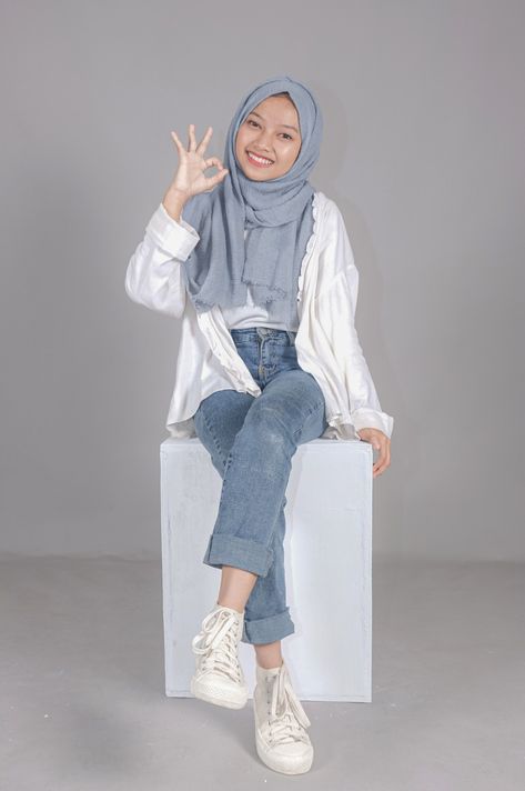 Poto Studio, Ruangan Studio, Yearbook Photos, Hijab Aesthetic, Casual Hijab, Casual Hijab Outfit, Model Poses Photography, Photo Box, Hijab Outfit