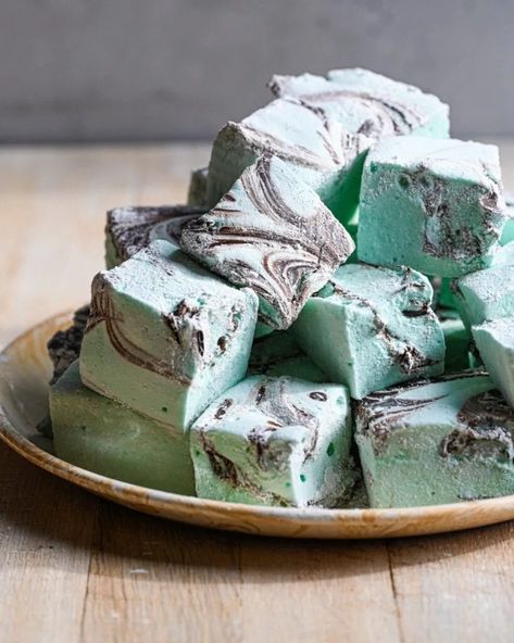 Homemade Marshmallow Recipe, Gourmet Marshmallow, Rainbow Cakes, Flavored Marshmallows, Peppermint Marshmallows, How To Make Marshmallows, Recipes With Marshmallows, Candy Recipes Homemade, Homemade Marshmallows