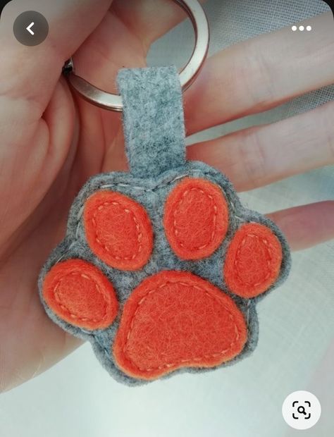 Key Chains Diy Handmade Felt, Felt Keyring Ideas Free Pattern, Felt Keyrings, Felt Keyring, Handmade Felt Ornament, Felt Keychain, Felt Crafts Patterns, Sewing Machine Projects, Sewing Crafts Tutorials