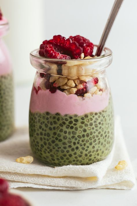 green tea chia seed pudding with raspberries Chia Seed Breakfast Pudding, Matcha Chia Seed Pudding, Matcha Yogurt, Chia Seed Breakfast, Matcha Chia Pudding, Breakfast Pudding, Chia Pudding Recipe, Power Snacks, Raspberry Yogurt