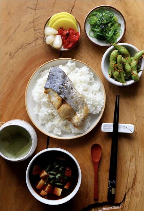 Japanese Breakfast is The Superior Breakfast – Pro Home Cooks Traditional Japanese Meal Set, Traditional Japanese Meal, Healthy Asian Breakfast, Japanese Breakfast Aesthetic, Japanese Breakfast Ideas, Boiled Egg On Toast, Japanese Lunch Ideas, Japanese Food Healthy, Japanese Breakfast Recipes