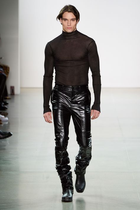 Leather Outfit Men, Euphoria Style, Men's Leather Style, Pvc Trousers, Men Moda, Smart Casual Menswear, Laquan Smith, Mens Leather Pants, Shiny Pants