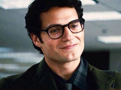 Henry Cavill Superman Glasses, Henry Cavill Clark Kent, Henry Cavill Movies, Henry Cavill Superman, Young Henrys, People With Glasses, Superman Henry Cavill, Dc Comics Series, Superman Man Of Steel