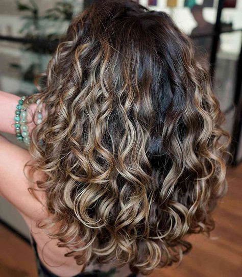 Balayage Hair Brunette With Blonde Curly, Dark Brown Hair With Highlights Natural Curls, Blonde Hair Biracial, Hair Trends 2023 Curly, Dark Brown Balayage With Highlights, Natural Curly Hair With Balayage, Money Piece Hair Brunette Curly, Curly Hair Fall 2023, Short Wavy Hair With Blonde Highlights