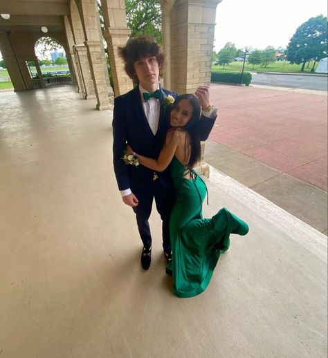 Dark Green Prom Dress Couple, Green Prom Couple, Prom Date Poses, Homecoming Couple, Prom Vibes, Dark Green Prom Dress, Prom 2k24, Homecoming Poses, Prom Pictures Couples