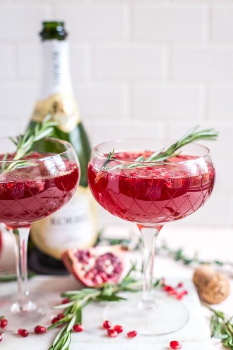 Pomegranate Champagne Cocktail- this holiday cocktail is easy to make in either a single glass or a pitcher to serve a crowd! Holiday Champagne Cocktails, Pomegranate Cocktail Recipes, Holiday Champagne, Pomegranate Cocktail, Xmas Cocktails, Gin Drink Recipes, Easy Holiday Cocktails, Pomegranate Cocktails, Christmas Cocktails Easy