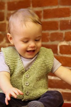 30 + Free V Neck Vest Knitting Patterns to Download! Pola Sweater, Baby Gilet, Cardigan Til Baby, Knit Vest Pattern Free, Boys Knitting Patterns Free, Baby Boy Cardigan, Vest Pattern Free, Baby Cardigan Knitting Pattern Free, Toddler Vest