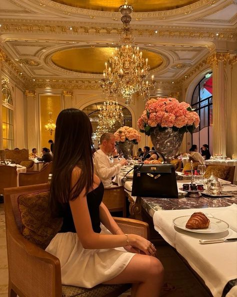 Rich Restaurant, Vineyard Photoshoot, Restaurant Date, Nepo Baby, Fancy Breakfast, Baby Aesthetic, Aesthetic Motivation, Instagram Breakfast, Cute Romance