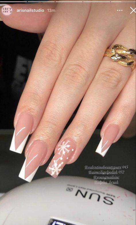 Coffin French Tip Nails Christmas, Birthday Pic Outfits, Medium Length Acrylic Nails Square Christmas, White Nude Christmas Nails, Christmas Nails Simple Classy Coffin, Christmas Nails Coffin Shape Short, Simple Christmas Nails Winter White, White Nails With Designs Christmas, Simple Christmas Nails Medium Length