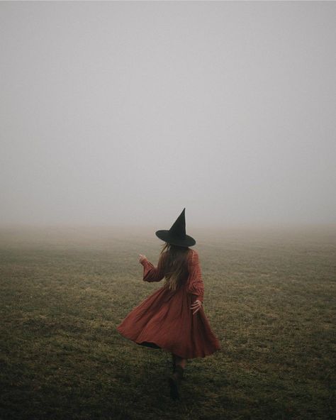 Witch Photos, Autumn Witch, Witch Cosplay, Cottage Witch, October Autumn, Witch Costumes, Halloween Photography, Manualidades Halloween, Autumn Magic