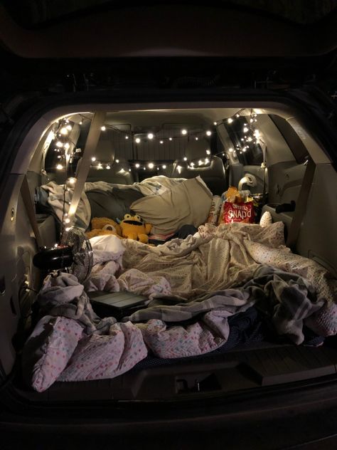 Car Sleepover, Car Movie, Dream Dates, Romantic Date Night Ideas, Car Deco, Cute Date Ideas, Friend Activities, Fun Sleepover Ideas, Car Bed