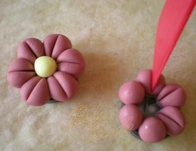 Flores Kue Disney, Kue Fondant, Cold Porcelain Tutorial, Fondant Flower Tutorial, Flower Magnets, Tanah Liat, Gum Paste Flowers, Fondant Decorations, Fondant Flowers