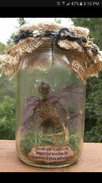 Fairy In A Jar, Halloween Fairy Garden, Halloween Jars, Hantverk Diy, Halloween Apothecary, Halloween Bottles, Halloween Fairy, Fairy Jars, Bottle Garden