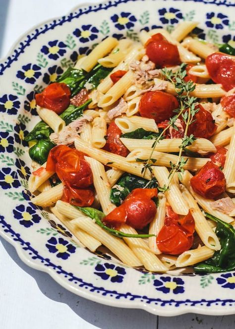 Roasted Cherry Tomato and Tuna Pasta - this flavorful pasta dinner can be on the table in under 30 minutes!! Roasting cherry tomatoes brings out their natural sweetness. #roastedtomatoes #tunapasta #easyweeknightdinners #weeknightpasta #savoringitaly #pasta #italianfood Family Pasta Recipes, Canning Cherry Tomatoes, Cherry Tomato Recipes, Cooking Pasta, Chicken Leg Recipes, Pasta Rice, Tuna Pasta, Roasted Cherry, Roasted Cherry Tomatoes