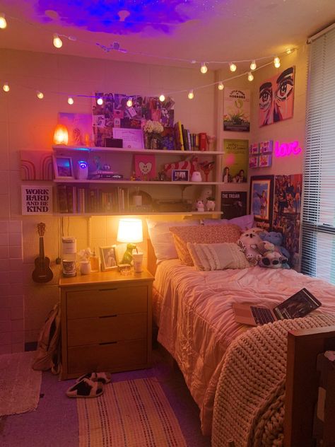 Freshman Dorm Room Ideas, Dark Dorm Room Aesthetic, Vintage Dorm Decor, Dorm List, Vintage Dorm, Dorm Room Aesthetic, Pretty Dorm Room, Aesthetic Dorm Room, College Dorm Room Ideas