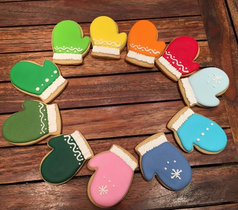 colorful mittens Christmas Mitten Cookies, Mitten Cookies Royal Icing, Mitten Cookies Decorated, Rollout Cookies, Christmas Sugar Cookie Designs, Christmas Cookie Icing, Iced Christmas Cookies, Royal Icing Christmas Cookies, Mitten Cookies