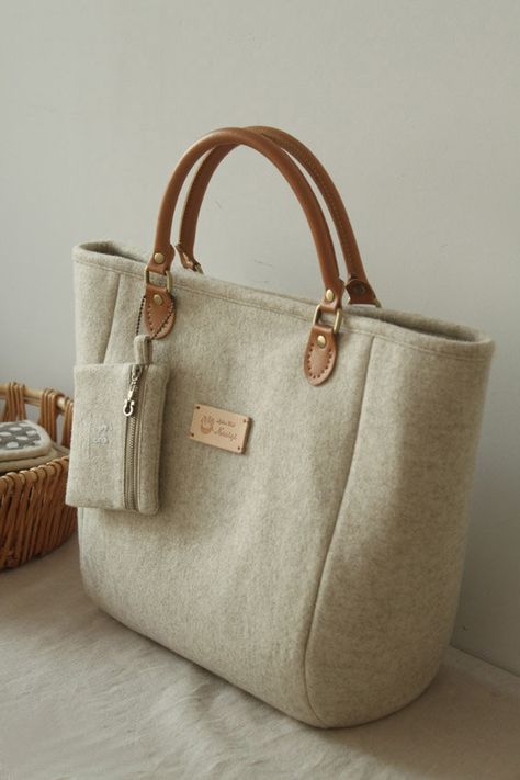 Felt Tote  #inspiration #jenam #handbags #overnightbag #bags #travel #vintage #fashion #floral #stylish #womensfashion Återvinna Jeans, Sac Michael Kors, Felt Tote, Sac Diy, Diy Sac, Mk Bags, Felt Bag, Fabric Bags, Handbags Michael Kors