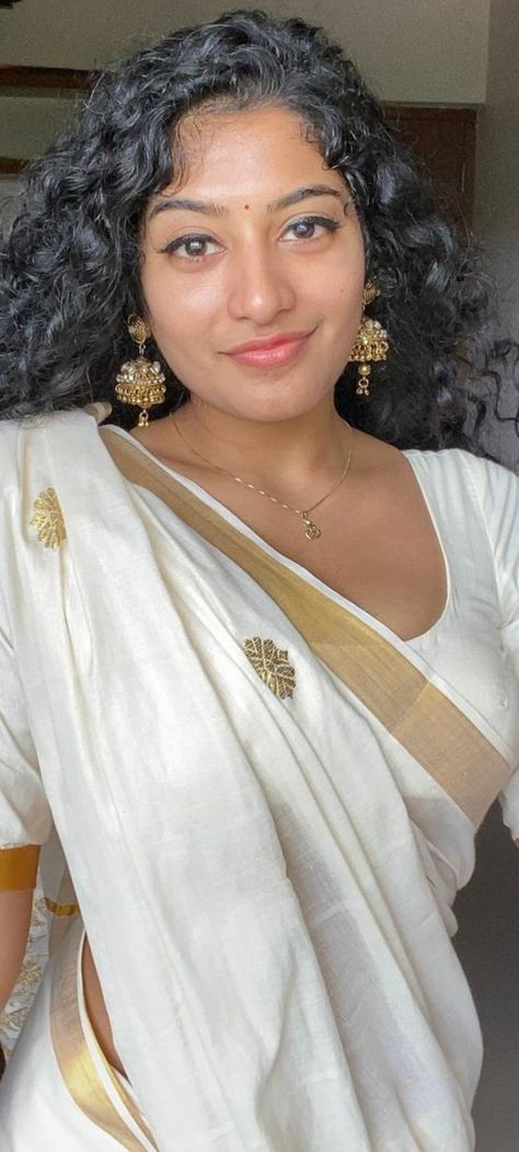 Anjali Nair, Curly Hair Beauty, Saree Photoshoot, Girls World, Gal Gadot, Beautiful Saree, India Beauty, World's Best, Beauty Women