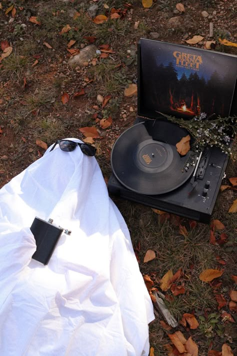 Greta Van Fleet Outfit, Syd Core, Halloween Ghost Photoshoot, Gvf Wallpaper, Greta Van Fleet Wallpaper, Ghost Photoshoot, Vintage Halloween Photos, Greta Van Fleet, Little Ghost