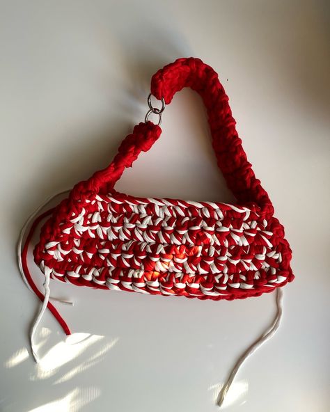 Ludic Red&White Bag- BAGHOS . . . . . . #handmadecrochetbag #crochetbagboutique #handmadebags Tote Bags Crochet, Red Crochet Bag, Crochet Crossbody Bag Pattern, Crochet Market Bags, Crochet Backpacks, Crochet Clutch Purse, Clutch Purse Pattern, Crochet Tote Bags, Backpacks For Kids