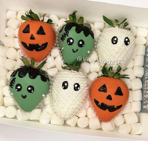 Halloween Cover Strawberries, Halloween Treats With Strawberries, Chocolate Strawberry Halloween, White Chocolate Covered Strawberries Halloween, Halloween Theme Chocolate Covered Strawberries, Halloween Treats Strawberries, Cute Halloween Chocolate Covered Strawberries, Spooky Halloween Strawberries, Diy Halloween Chocolate Covered Strawberries