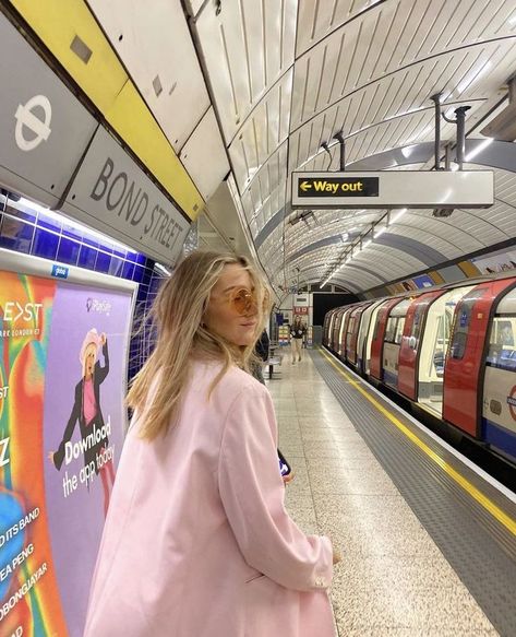 London Underground Instagram Pictures, London Girls Trip, London Instagram Pictures, 2024 Energy, 2023 Vibes, Winning London, Uk Trip, London Dreams, Aesthetic Photoshoot