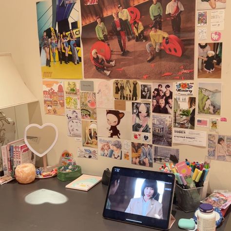 K Drama Room Ideas, K Drama Room Decor, K Pop And Anime Room Ideas, Itzy Room Decor, K Pop Room Ideas Aesthetic, Skz Room Ideas, Pin Board Ideas Aesthetic, K Pop Room Ideas, Room Idea Aesthetic