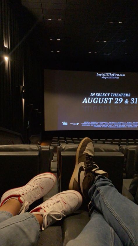 Couple Movie Night Aesthetic, Tao Xu Heartstopper, Elle Heartstopper, Couples Movie Night, Couples Cinema, No Face Couple Photos, No Face Couple, Elle Argent, Movie Theater Aesthetic