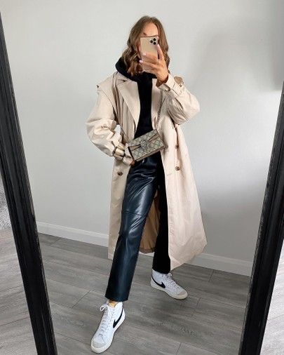 Leather Pants Sneakers, Outfits With Sneakers, Colored Sneakers, Trench Coat Outfit, Fall Trends Outfits, Coat Outfit, Style Inspiration Fall, Coat Outfits, Fall Fashion Trends