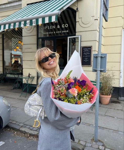 barbara kristoffersen Europe Fall Outfits, Lifestyle Manifestation, Barbara Kristoffersen, Nyc Flowers, Outfits For 2023, Nyc Photoshoot, Flower Photoshoot, Holding Flowers, Wedding 2024