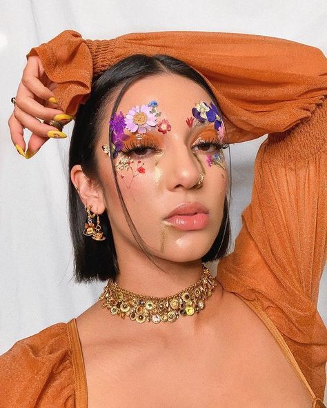 ROWI SINGH⚡️🌻 (@rowisingh) • Instagram photos and videos Mehendi Look, Floral Makeup, Indie Makeup, Favourite Season, Rave Makeup, Photoshoot Makeup, Unique Makeup, Eye Makeup Art, Floral Tea