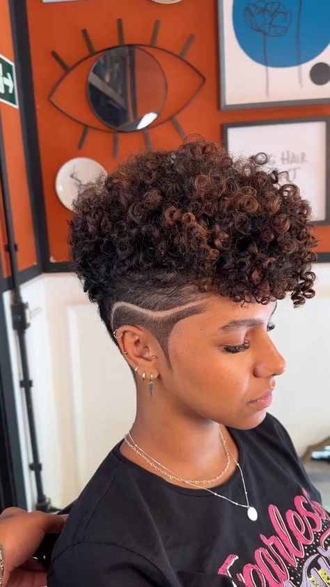 Tapered Natural Hair Cut, Natural Hair Haircuts, Short Natural Haircuts, Short Hair Designs, Short Natural Curly Hair, Short Shaved Hairstyles, Shaved Hair Designs, Shaved Side Hairstyles, Cortes De Cabello