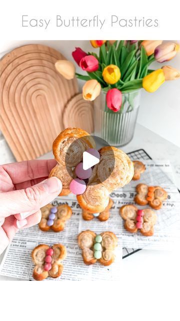 Pamela Majekodunmi | Family Home & Creativity on Instagram: "Super quick and easy butterfly pastries!🦋
Lightly sprinkle a roll of puff pastry with sugar and roll one side to roughly 3/4 of the width of the dough. Then roll up the other side until both sides meet. Cut into finger thick slices and pop them on a baking tray in pairs making sure you flip one of the cut up pieces side upside down to create a butterfly shape. Put a piece of baking paper on your shapes and flatten slightly with a glass/cup/small container.
Bake at 180 degrees Celsius for ca. 14 minutes or until golden. 
Let the pastries cool down. Melt a bit of chocolate and use this to stick some smarties along the middle of the butterfly. My kids absolutely loved them! 
 
 
 
#bakingforkids #bakingwithkids #ministylemag #bakin Butterfly Pastries, Puff Pastry Croissant, Puff Pastry Chocolate, Puff Pastry Snacks, Childrens Baking, Easy Butterfly, Fruit Pastries, Cookie Dough Brownies, Chocolate Shapes