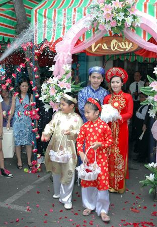 Vietnamese wedding ceremony! Vietnamese Engagement, Traditional Vietnamese Wedding, Vietnam Culture, Vietnamese Tea, Alter Ideas, Vietnam Wedding, Wedding Alters, Vietnamese Wedding, Wedding Ceremony Traditions