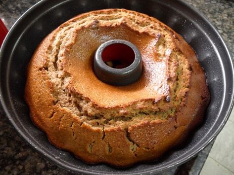 Lekach, a Jewish honey cake, in a Bundt pan Honey Cake Rosh Hashanah, Tzimmes Recipe, Bolu Pandan, Rosh Hashanah Recipes, Honey Cake Recipe, Jewish Holiday Recipes, Honey Cake, Caramel Cake, Bundt Cakes Recipes