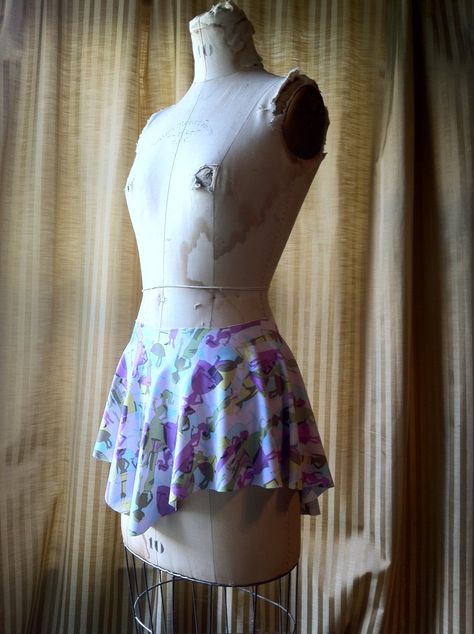 dance skirt Used a black/silver polka dot dancewear fabric. so simple and so cute Diy Leg Warmers, Ballet Wrap Skirt, Diy Skirts, Skirt Pattern Free, Ballerina Skirt, Skirt Tutorial, Ballet Clothes, Diy Skirt, Chiffon Wrap