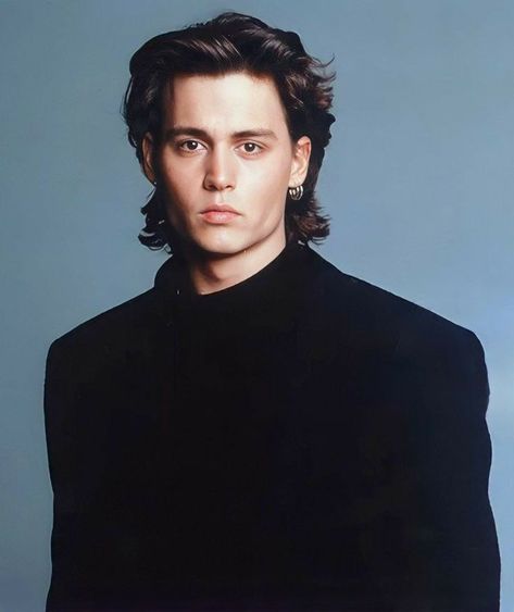 Photoshoot for the third season of 21 Jump Street Johnny Depp 1990, 80s Men Hairstyles, Johnny Depp Haircut, 80s Hairstyles Men, 1990s Hairstyles, Johnny Depp Hairstyle, 80’s Hair, 80's Hairstyle, Jump Street