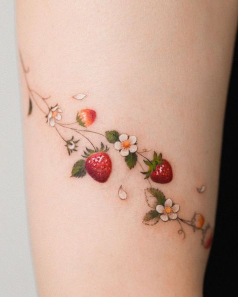 Strawberry Tattoo, Small Pretty Tattoos, Vine Tattoos, Cute Little Tattoos, Tatuaje A Color, Cute Tattoos For Women, Dainty Tattoos, Time Tattoos, Dream Tattoos