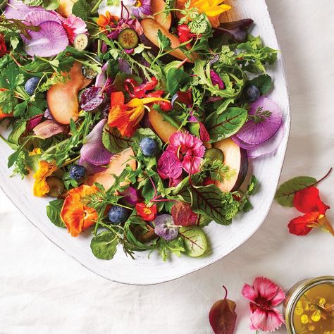 Salad With Edible Flowers, Salad With Flowers, Farmhouse Cooking, Floral Salad, Edible Cocktails, Vegetable Salads, Edible Flowers Cake, Edible Flowers Recipes, Greens Salad