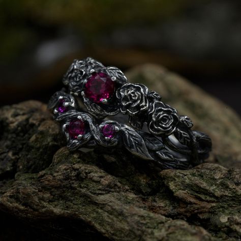 Fairy Wedding Ring Aesthetic, Fairy Rings Jewelry Wedding, Elven Engagement Ring, Fairy Wedding Rings, Dark Wedding Rings, Vamp Wedding, Witchy Engagement Ring, Eric Aesthetic, Gothic Engagement Rings