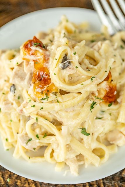 Chicken Tetrazzini - super delicious make ahead casserole! Makes a great freezer meal!! Chicken,linguine, cream of chicken soup, cream of mushroom soup, sour cream, butter, chicken broth, salt, pepper, garlic, parmesan cheese, mozzarella cheese. SO creamy and delicious. Made this for dinner and everyone cleaned their plate! Even our picky eaters. This is definitely going in the dinner rotation! #chicken #casserole #freezermeal #chickendinner Creamy Chicken Linguine Recipes, Cream Of Chicken Noodles, Chicken Tetrazzini Casserole, Chicken Linguine, Chicken Tetrazzini Recipes, Turkey Tetrazzini, Sauce Spaghetti, Cheese Mozzarella, Chicken Tetrazzini