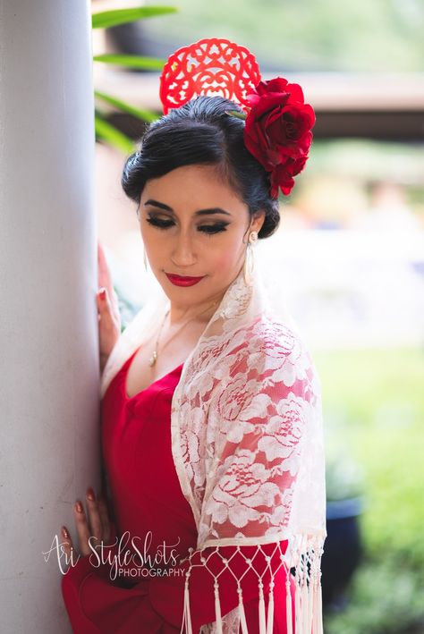 Flamenco Hair Comb with Red roses and ivory shawl. Flamenco Hair, Hair Comb, Comb, Red Roses, Shawl, Crown Jewelry, Roses, Crown, Red