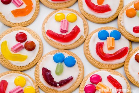 These face cookies are an easy and fun treat that the kids can make. They are a perfect party treat or to share at school for a birthday. Biscuit Decorating, Marie Biscuit, Baker Baker, Edible Crafts, How To Make Cupcakes, Kids Party Food, Fun Treats, Kids Activity, Fun Kids Food