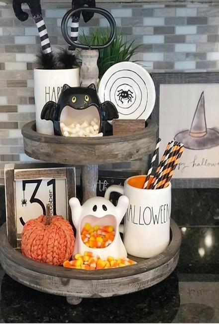 Halloween Decorating with Birds, Symbolic and Original Halloween Decorations Country Halloween Decor, Porta Halloween, Three Tiered Tray, Classy Country, Diy Halloween Dekoration, Bolo Halloween, Halloween Kitchen Decor, Country Halloween, Halloween Decor Diy