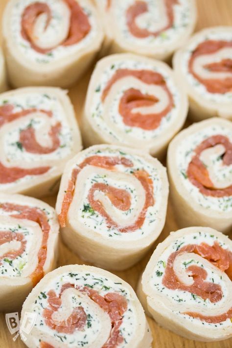 These Smoked Salmon Roll-ups are perfect for the big game! Salmon Roll, Smoked Salmon Recipes, Tea Sandwiches, Deilig Mat, Buffalo Wings, Snacks Für Party, Roll Ups, Mahi Mahi, Meat And Cheese