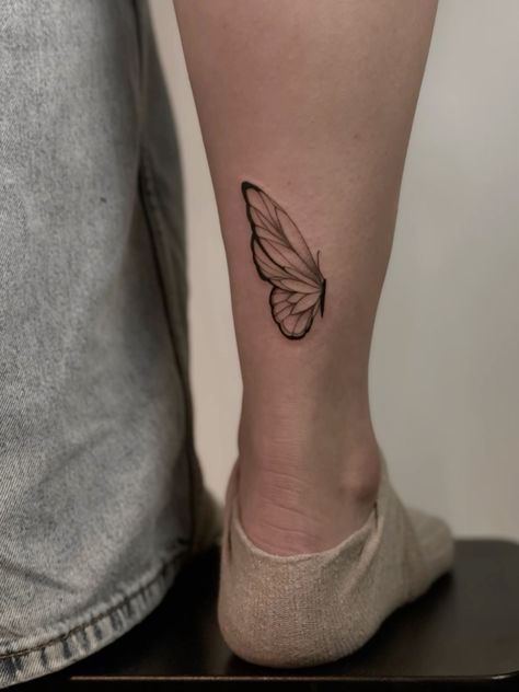 Half Butterfly Tattoo, Tattoo On The Back, Half Butterfly, Black And Grey Tattoo, Grey Tattoo, Seoul Korea, Adorable Animals, Butterfly Tattoo, Tattoo On