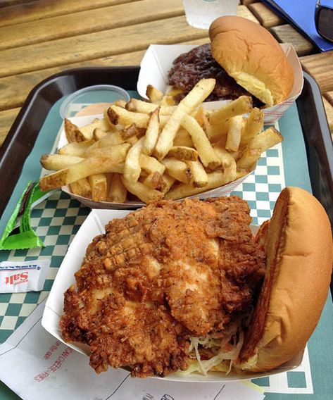 New York City and Brooklyn Dining - in Harlem, I had a jumbo fried chicken sandwich with cole slaw at Harlem Shake. The friendly staff (…which I keep saying; I always forget how customer-fixated the service is in the states…) made the experience in this indoor/outdoor eatery, extra fun. The burger was really good, too. New York Food Recipes, Eating In Restaurant, Lunch Nyc, Food In New York, Brooklyn Food, New York Eats, Pictures Of Food, Nyc Eats, Ny Food