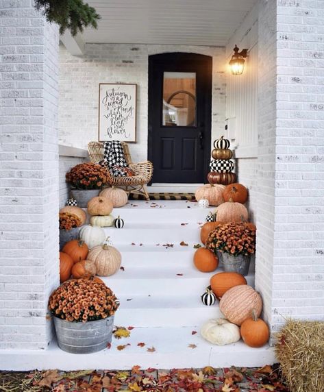 Front Porch For Fall, Porch Fall Decor, Diy Halloween Dekoration, Fall Front Porch Decor Ideas, Dekorasi Halloween, Fall Front Porch Ideas, Outside Fall Decor, Halloween Decor Diy, Hallowen Ideas