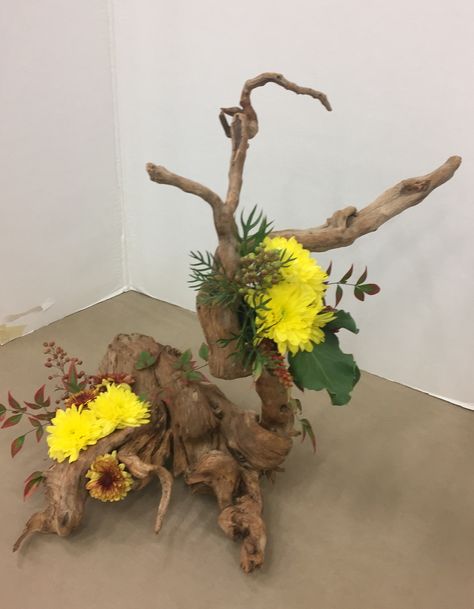 Design by Barbara Weiler Giuseppe Penone, Ikebana Flower, Ikebana Arrangements, Floral Art Design, Ikebana Flower Arrangement, Arrangement Floral, Creative Flower Arrangements, Bonsai Art, Drift Wood